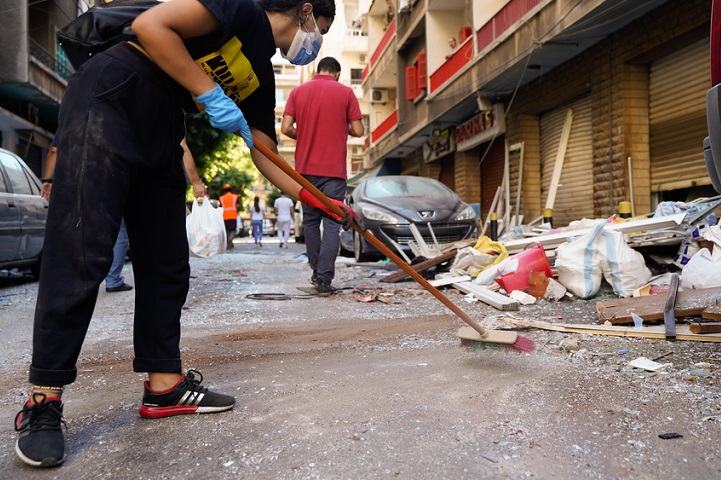 街にはガラスの破片やがれきが散乱している　© Mohamad Cheblak/MSF