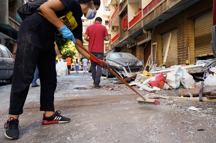 街にはガラスの破片やがれきが散乱している © Mohamad Cheblak/MSF