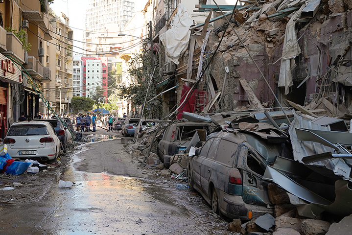 大きな被害を受けたベイルートの市街地　© Mohamad Cheblak/MSF