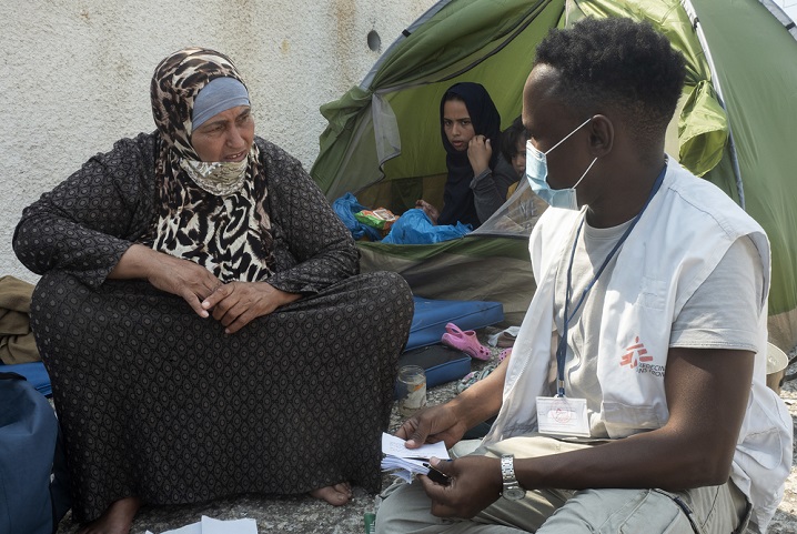 シリア出身の67歳の女性。糖尿病と戦傷を抱えるが、キャンプ焼失後は1週間以上、路上で寝泊まりした　© Enri CANAJ/Magnum