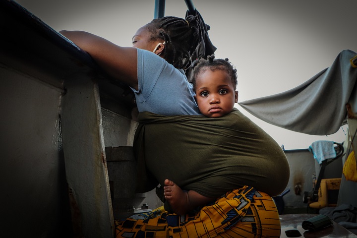 シーウォッチ4号により救助され、シチリア島の海岸への下船を待つ母親と赤ちゃん＝8月31日撮影　© MSF/Hannah Wallace Bowman<br> 