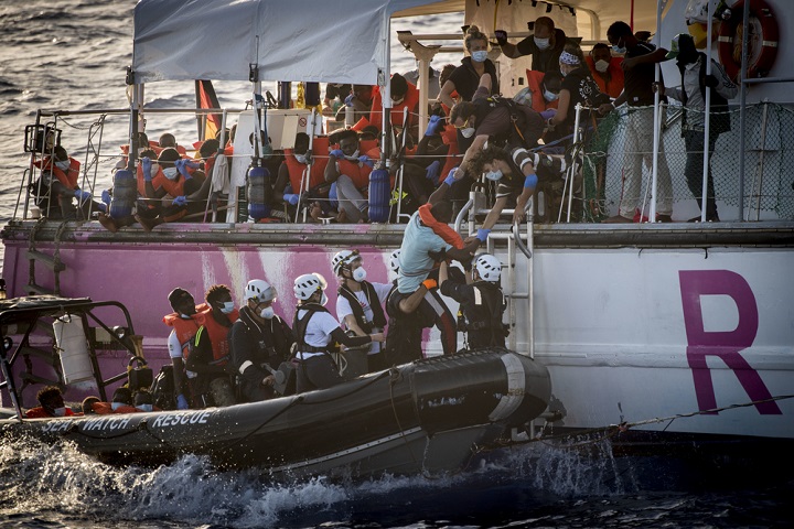 8月 29 日、150人以上がルイーズ・ミシェル号からがシーウォッチ4号に移送された　© Thomas Lohnes / Médecins Sans Frontières
