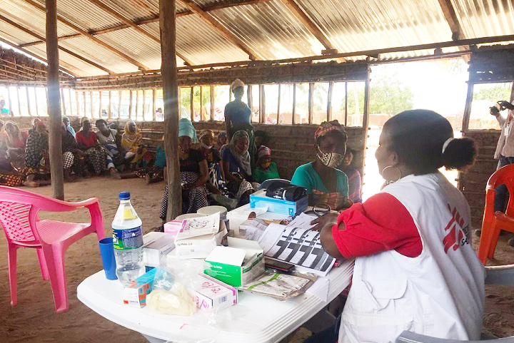 9月初旬、下痢症の発生に対応するため、移動診療所で診察を行うMSFのチーム © MSF