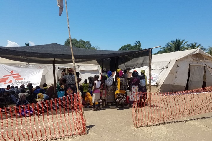 避難民が急増したカーボデルガード州で、MSFが10月28日に開設した移動診療所　© MSF