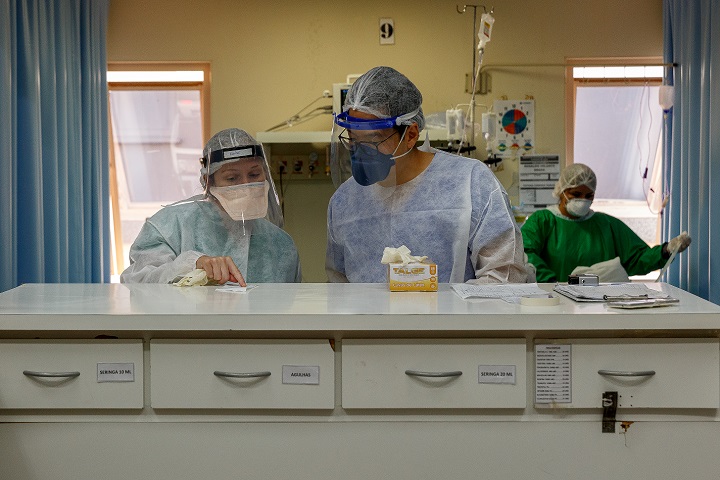 ブラジル中西部アキダウアナで新型コロナ感染者を治療するMSFの医師ら © Diego Baravelli/MSF