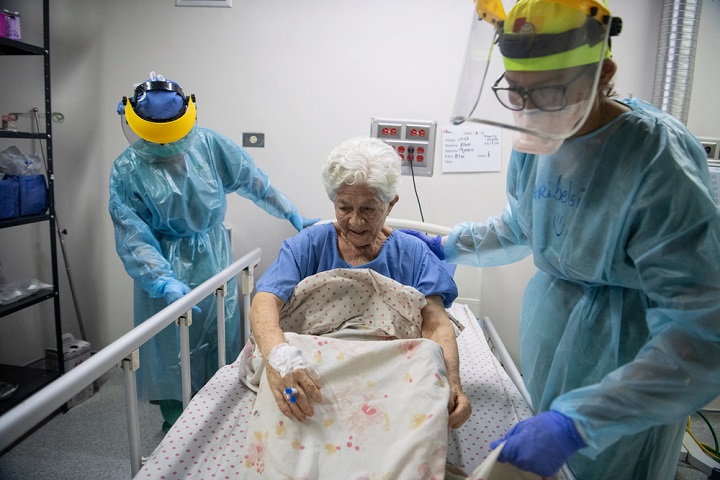 ベネズエラの新型コロナ感染症患者。MSFが共同運営する病院の集中治療室にて＝2020年9月　© Carlos Becerra/MSF