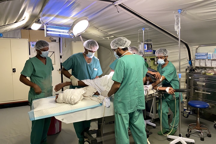 イエメン南西部の町モカにあるMSF外傷病院で負傷者の外科手術を行う医療スタッフ　© Hareth Mohammed/MSF