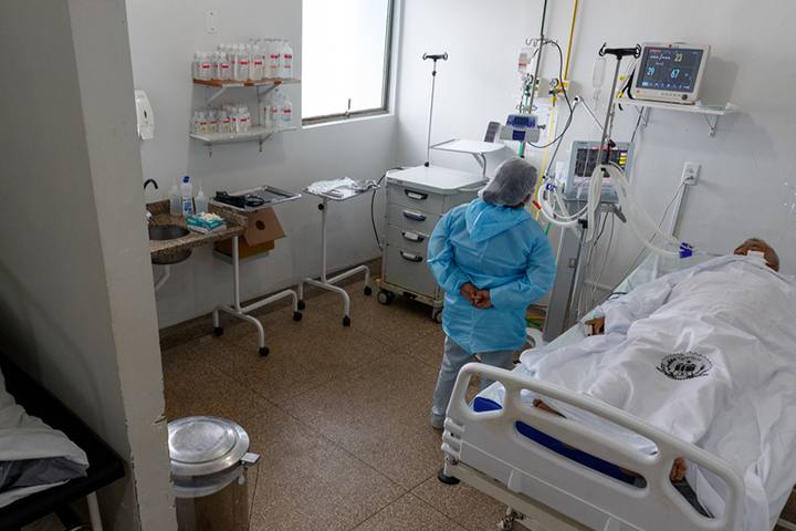 患者の安定化を管理する病棟でも、コロナ感染拡大により通常の処理能力を超えた複雑な患者を受け入れている　© Diego Baravelli/MSF