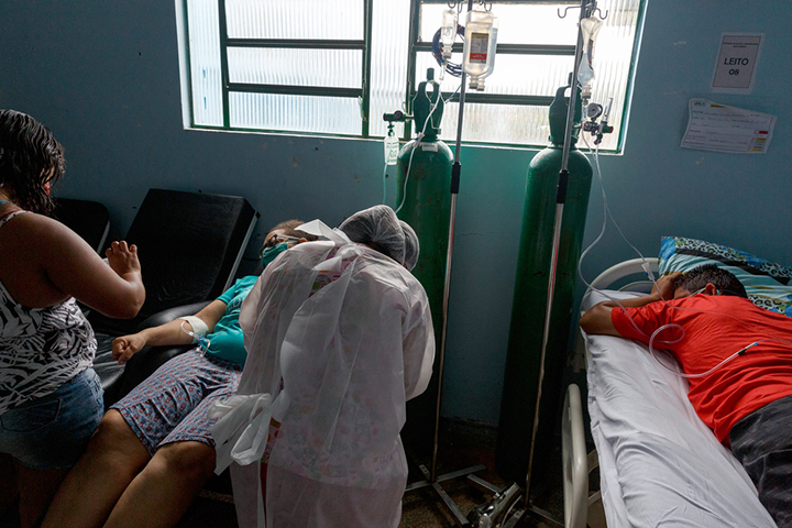 救急病棟で治療を受ける新型コロナ患者　© Diego Baravelli/MSF