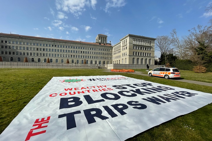 WTO本部前でMSFが行った横断幕による抗議=2021年3月4日　© Pierre-Yves Bernard/MSF