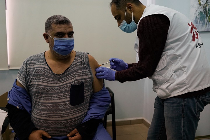 レバノンのトリポリにある高齢者施設で新型コロナワクチンの接種を行うMSFスタッフ＝2021年3月25日　© Mohamad Cheblak/MSF