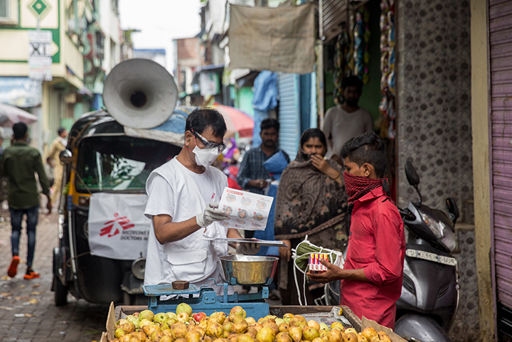 インド・ムンバイのスラム地区でせっけんとマスクを配布するMSFスタッフ © Abhinav Chatterjee/MSF