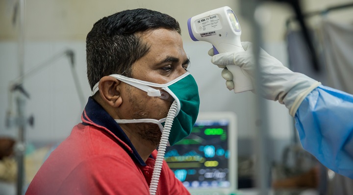 ムンバイのシャタブディ病院で酸素装置を用いた診察を受けるコロナ患者＝2020年8月　© Abhinav Chatterjee/MSF<br> 