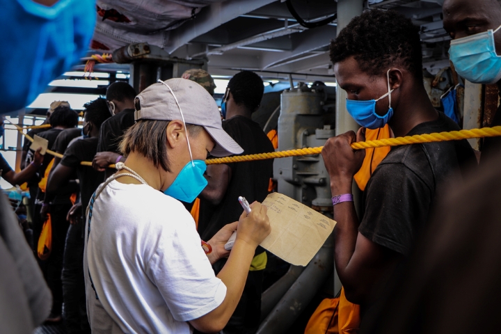 2020年に活動した別の救助船上で救助者の検温をする日本人助産師＝2020年9月2日撮影　© Hannah Wallace Bowman/MSF