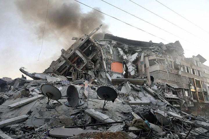 イスラエル軍の空爆によって破壊されたガザ地区のアル・シュルークタワー＝5月12日撮影　© Fady Hanona/MSF