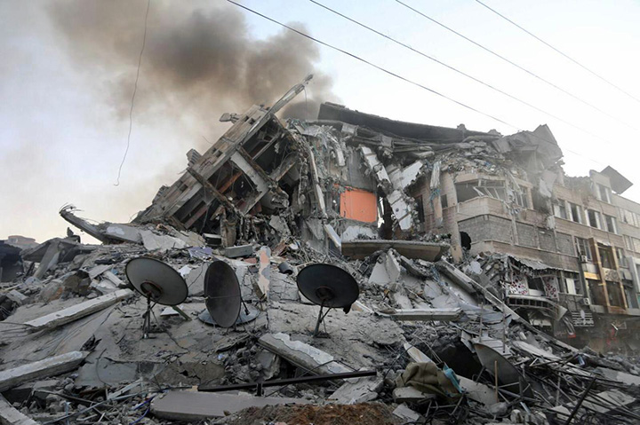 イスラエル軍の空爆によって破壊されたガザ地区のアル・シュルークタワー=5月12日撮影 © Fady Hanona/MSF