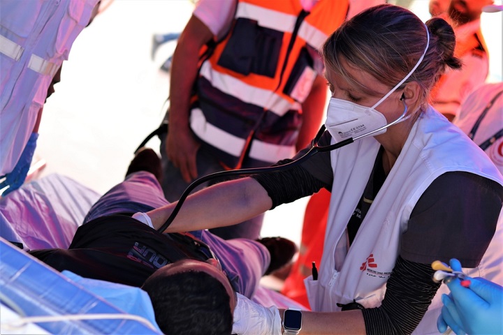 患者には12歳の女の子や14歳の男の子もいたと話すサートル医師(右) © MSF