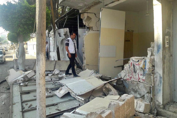 空爆の被害を受けた診療所を確認するMSFのスタッフ　© MSF