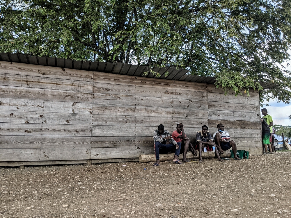 MSFが活動するラハス・ブランカス移民受入センターの前で座り込む移民 🄫 Marcos Tamariz/MSF