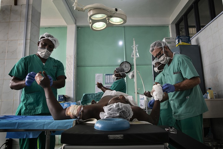 路上で襲われた男性の手術をするMSFチーム=2020年　© Albert Masias/MSF