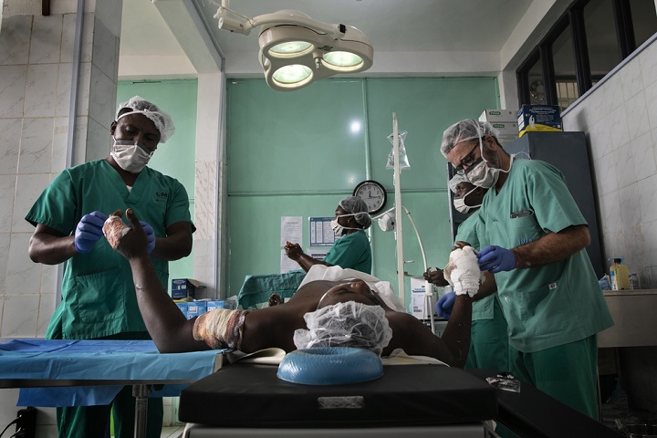 路上で襲われた男性の手術をするMSFチーム=2020年 © Albert Masias/MSF