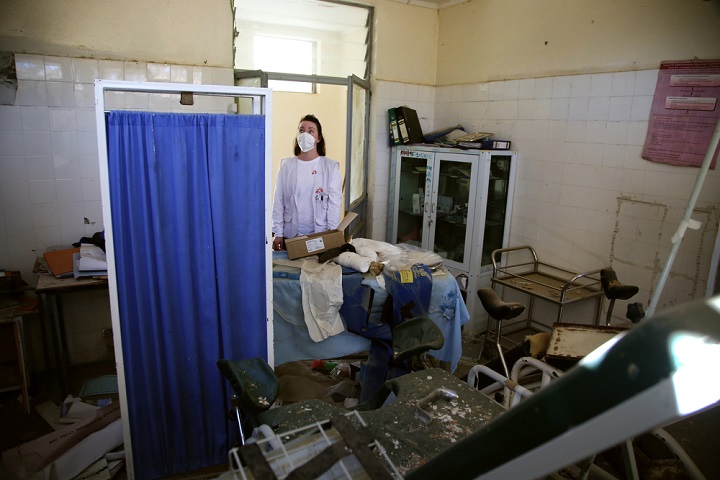ティグレ州にある医療施設を点検するMSFスタッフ。紛争の当初にロケット弾による攻撃で破壊された＝2021年3月　© Igor Barbero/MSF