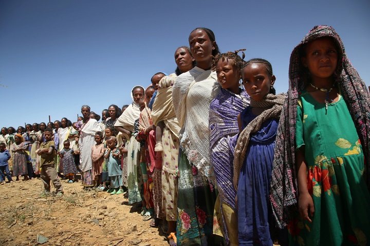 エチオピア北部ティグレ州の村で行われたMSFの移動診療。子ども連れの女性が多く訪れた＝2021年3月