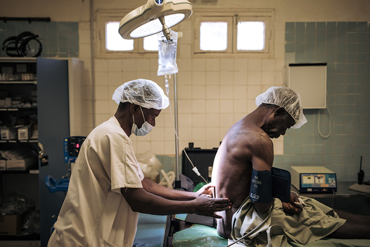 中央アフリカ・バンガスーにて、ヘルニア患者を治療するMSF手術チーム=2021年1月　© Alexis Huguet