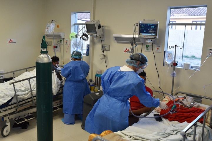 ペルー・クスコの病院で新型コロナ重症患者の治療を行うMSFスタッフ　© Clément Locquet/MSF