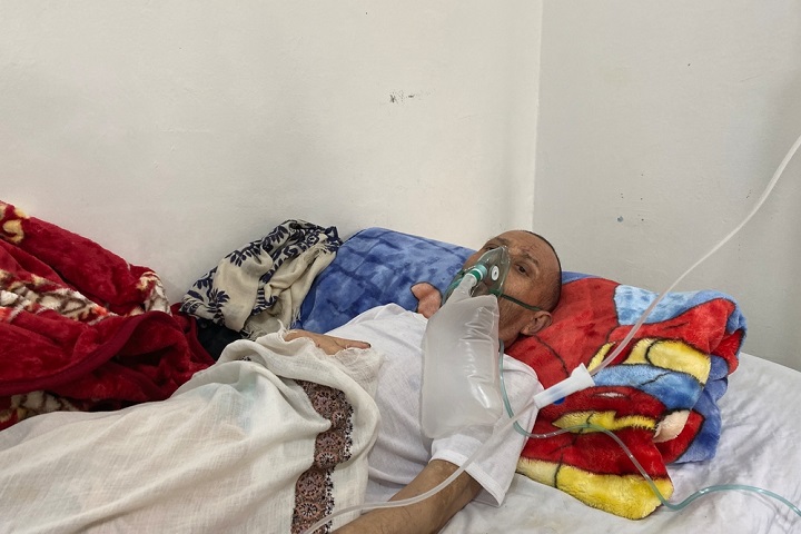 イエメン・サヌアの新型コロナ治療センターに入院する男性。治療に必要な酸素の不足が深刻だ　© MSF/Hareth Mohammed　