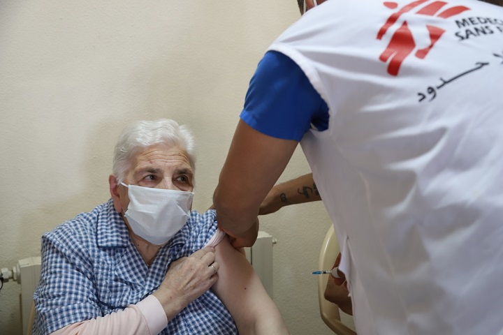 ワクチンの接種を受けるレバノンの男性　© Tracy Makhlouf/MSF