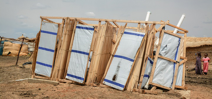暴風で破損したアル・タニデバ・キャンプのトイレ＝2021年7月　© MSF/Dalila Mahdawi
