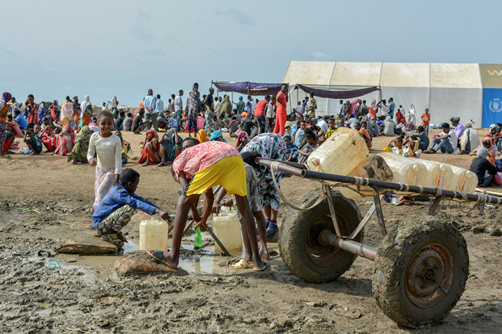 スーダン東部にあるアル・タニデバ難民キャンプで給水する少年たち　© MSF/Dalila Mahdawi