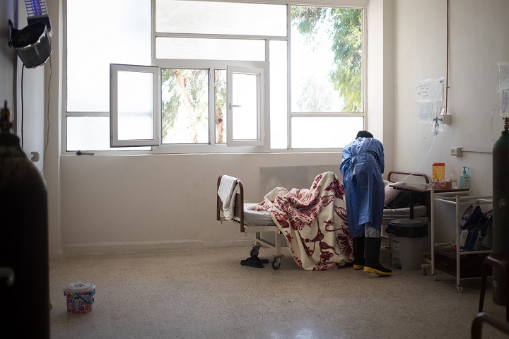 北東部のラッカ国立病院の新型コロナ病棟で治療を受ける患者＝2021年6月　© Florent Vergnes