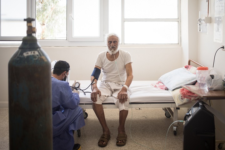 ラッカ国立病院に入院した60代のアブ・バクルさん。感染後、村の薬剤師を受診し一時悪化したが、その後適切な治療を受けて快復した＝2021年6月　© Florent Vergnes