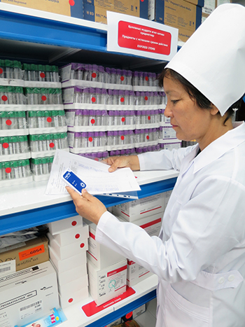 ウズベキスタンにある結核診療所。MSFの臨床試験で用いる薬を<br> 調べる看護師=2017年当時　© Amelia Freelander/MSF 