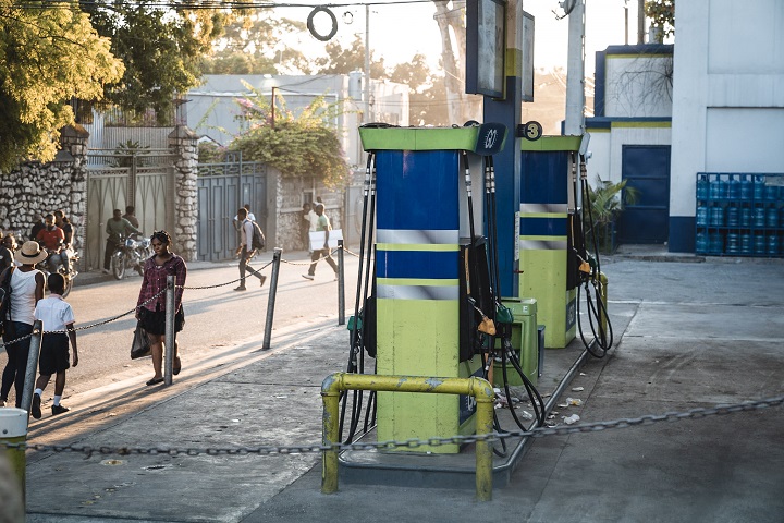 燃料不足のため閉鎖されているポルトープランスのガソリンスタンド＝2021年10月　© Pierre Fromentin/MSF