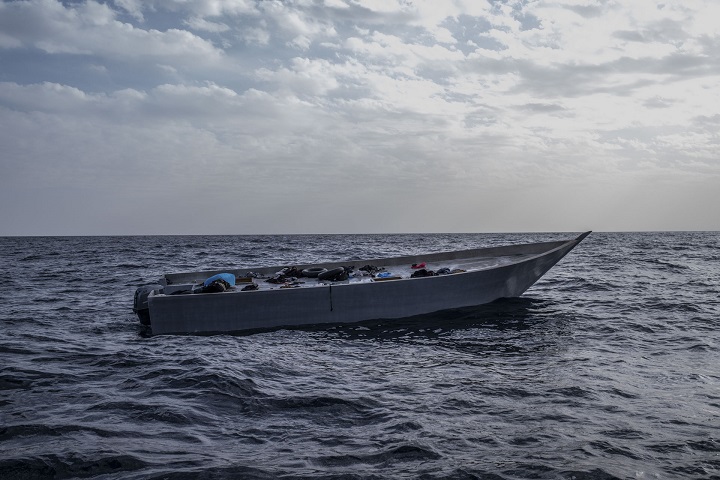 救助活動により空になった木造船。99人が救助、10人の遺体が回収された＝2021年11月16日　© Virginie Nguyen Hoang/ HUMA