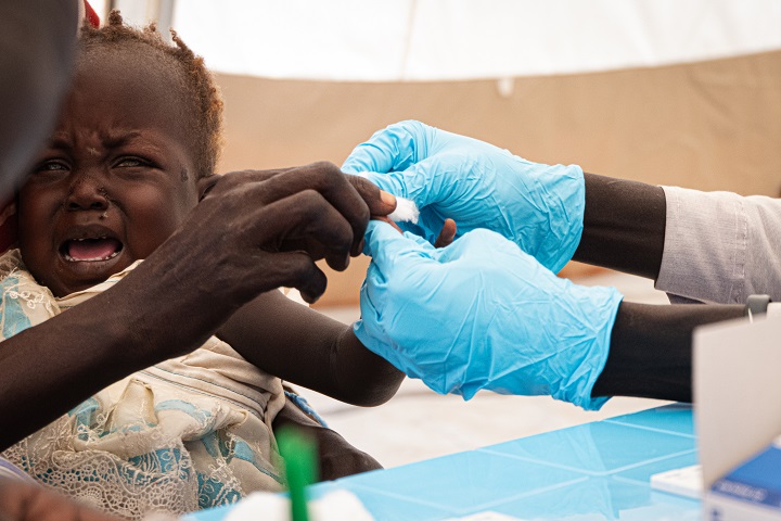 ベンティウの移動診療所で、MSFの医療チームによりマラリアの検査を受ける赤ちゃん＝2021年11月19日 © Njiri Karago/ MSF<br> 