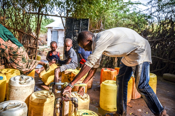 ダガレイ・キャンプの給水所で水を汲む人びと=2021年5月12日 © Paul Odongo/ MSF