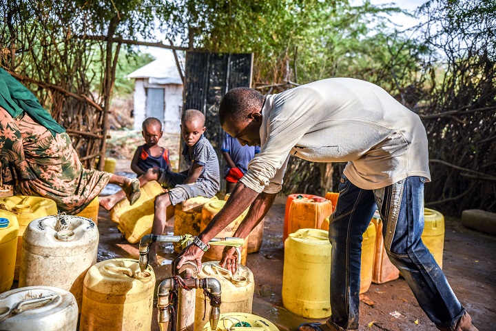 ダガレイ・キャンプの給水所で水を汲む人びと＝2021年5月12日 © Paul Odongo/ MSF