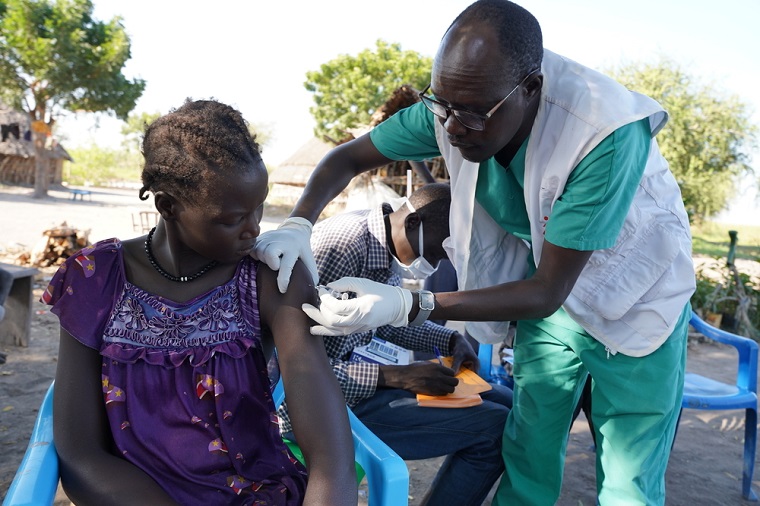 E型肝炎ワクチンを接種するMSFの看護師＝2023年12月12日 © Gale Julius Dada/MSF