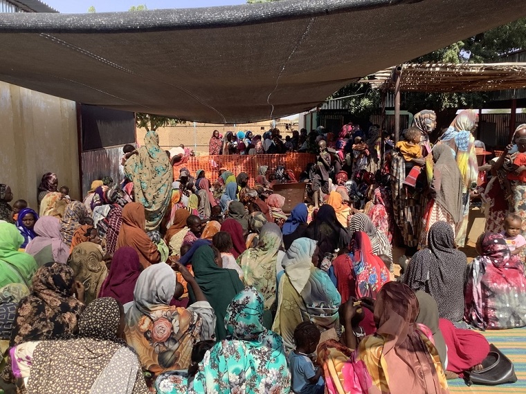 ザムザム・キャンプにあるMSFの診療所に集まる女性と子どもたち＝2024年1月30日 © MSF