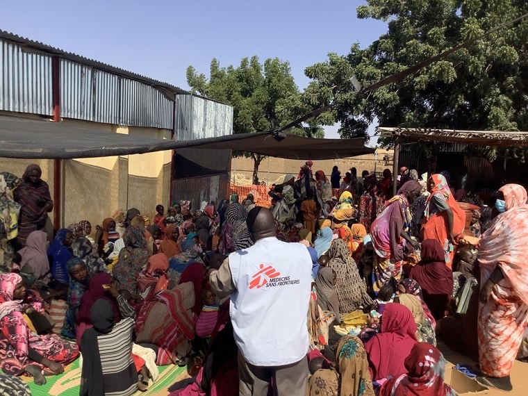 ザムザム・キャンプにあるMSF診療所に集まる女性と子どもたち=2024年1月30日 © MSF