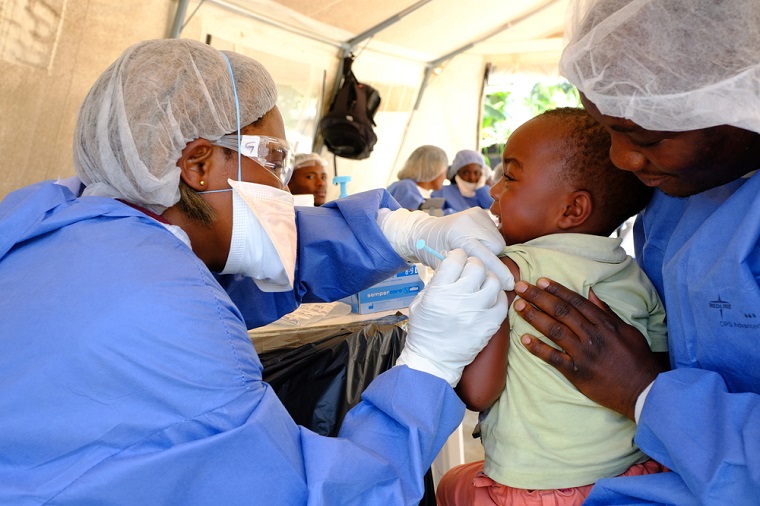 コンゴ民主共和国でエボラのワクチン接種を受ける子ども＝2019年9月18日 © Samuel Sieber/MSF