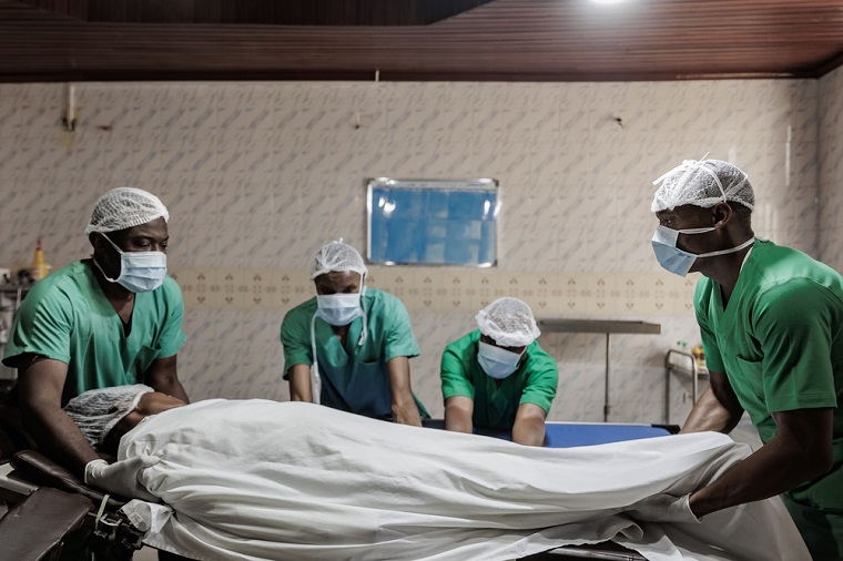 イトゥリ州ブニアにあるMSFの外傷・整形外科治療センターで手術を終えた患者を担架で運ぶ医師＝2023年8月19日 © MSF