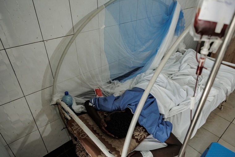 MSFの外傷・整形外科治療センターで輸血を受ける患者＝2023年8月19日 © MSF