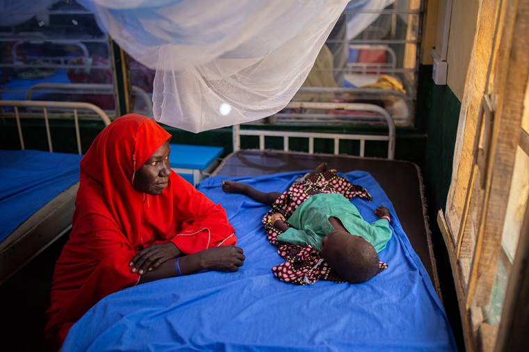 マラリアが流行する北西部ザムファラ州で、発熱した息子をMSFが活動する病院に連れてきた女性＝2023年10月20日 © Alexandre Marcou/MSF