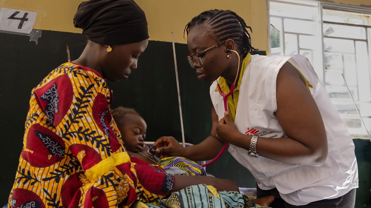 ザムファラ州で重度のマラリアの子どもを診療するMSFの医師＝2023年8月20日 © Abba Adamu Musa/MSF