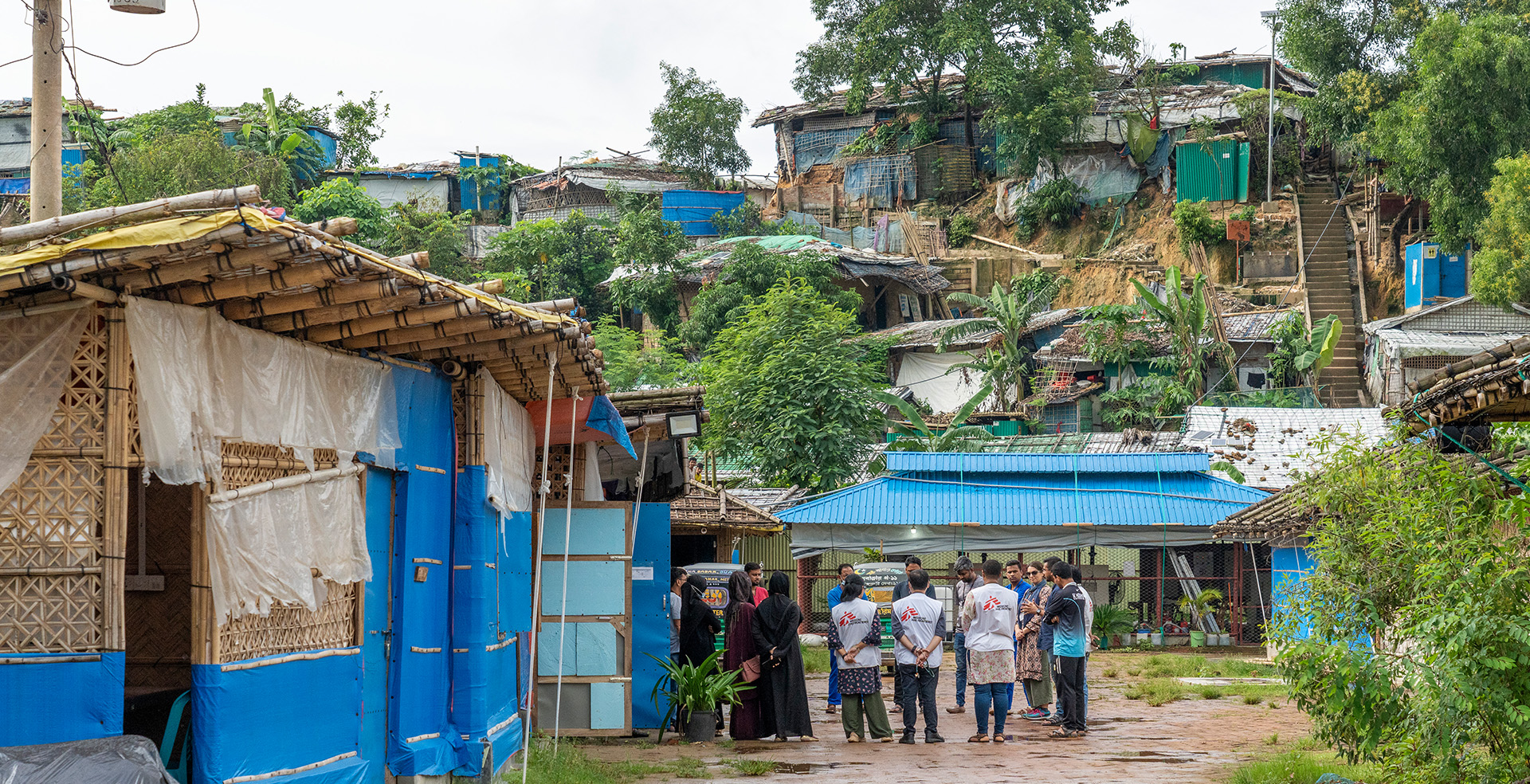 バングラデシュ、コックスバザールのロヒンギャ難民キャンプ。起伏の富んだ丘に、竹とビニールでできた仮設住宅が立ち並ぶ　Ⓒ Saikat Moujumder